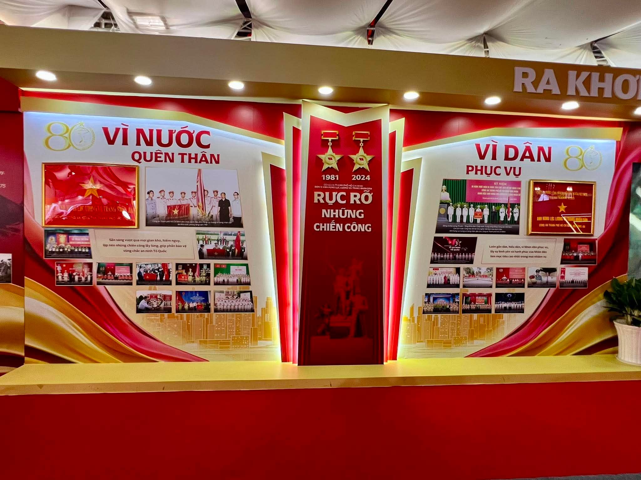 Hàng nghìn người tham quan triển lãm "80 năm An ninh nhân dân - Lá chắn bình yên"
